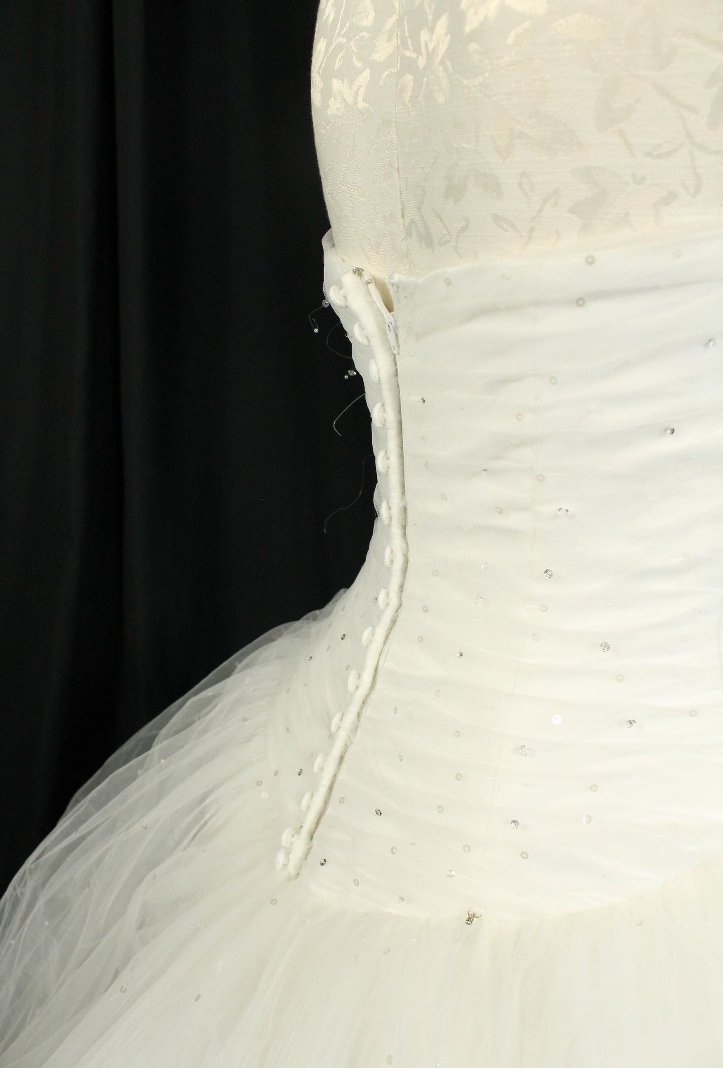 Gorgeous MORI LEE Ivory Tulle Bridal Gown - Ruched Bodice, Full Skirt (Size 6/8)