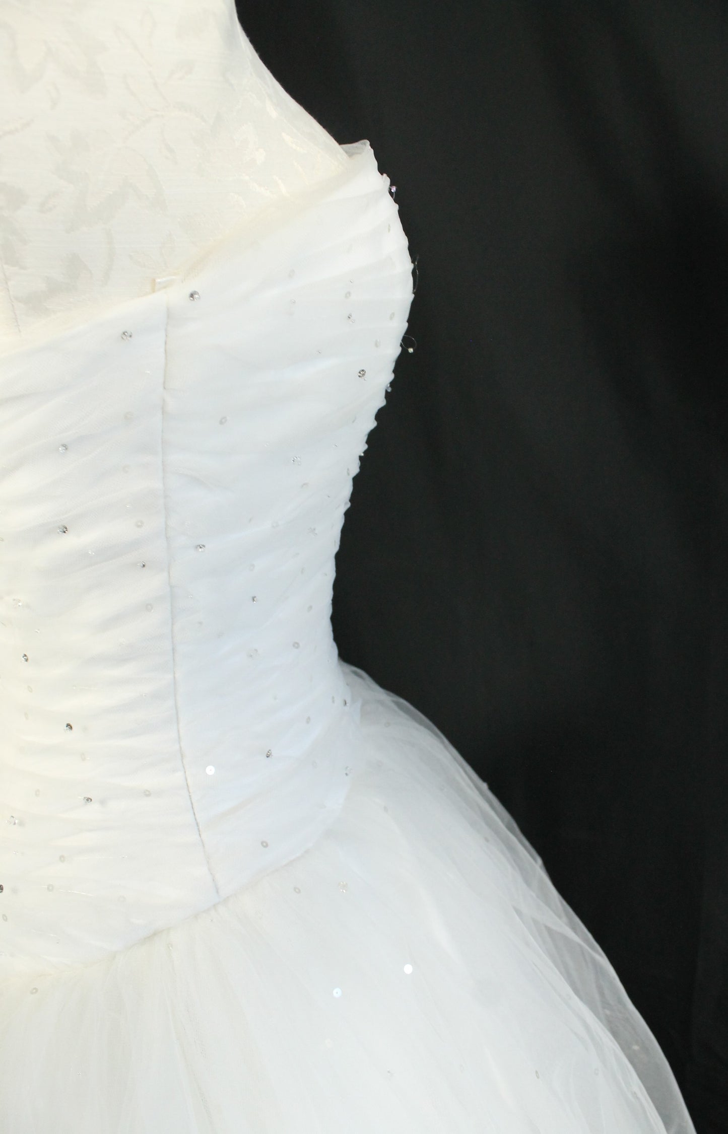 Gorgeous MORI LEE Ivory Tulle Bridal Gown - Ruched Bodice, Full Skirt (Size 6/8)
