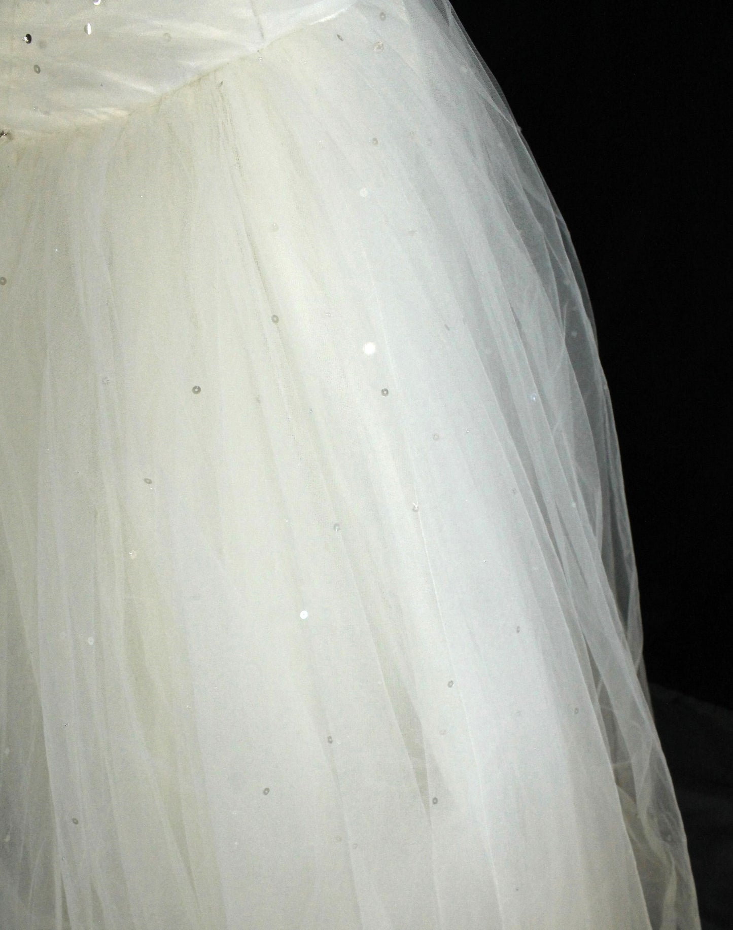 Gorgeous MORI LEE Ivory Tulle Bridal Gown - Ruched Bodice, Full Skirt (Size 6/8)