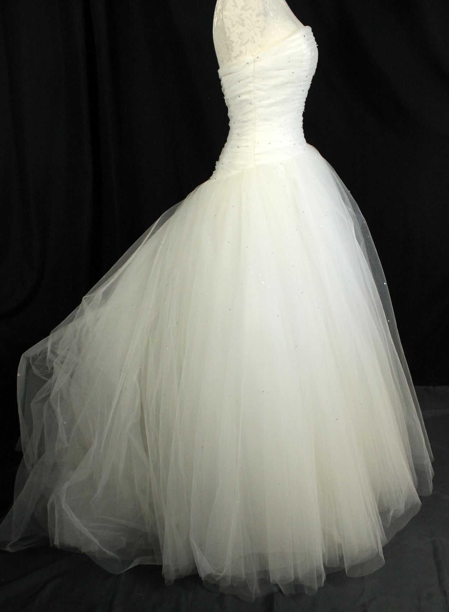 Gorgeous MORI LEE Ivory Tulle Bridal Gown - Ruched Bodice, Full Skirt (Size 6/8)