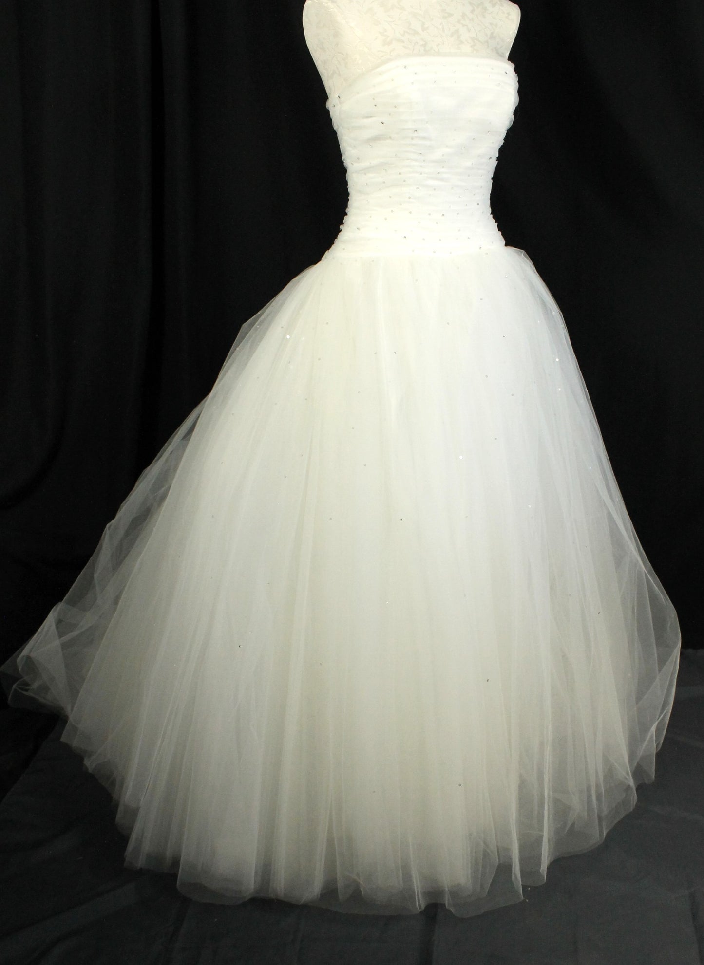Gorgeous MORI LEE Ivory Tulle Bridal Gown - Ruched Bodice, Full Skirt (Size 6/8)