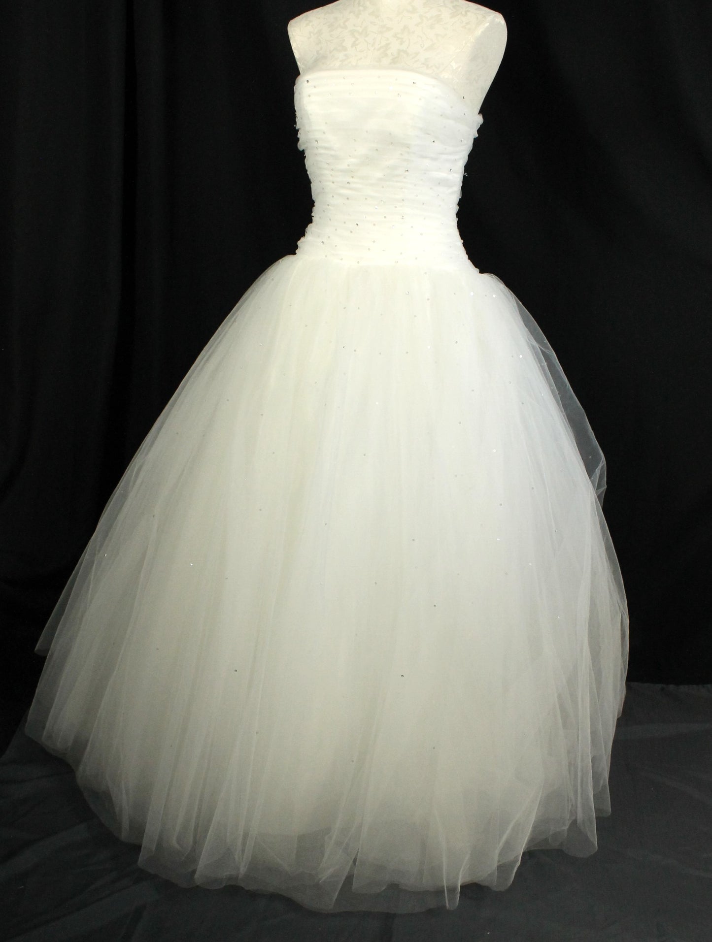 Gorgeous MORI LEE Ivory Tulle Bridal Gown - Ruched Bodice, Full Skirt (Size 6/8)