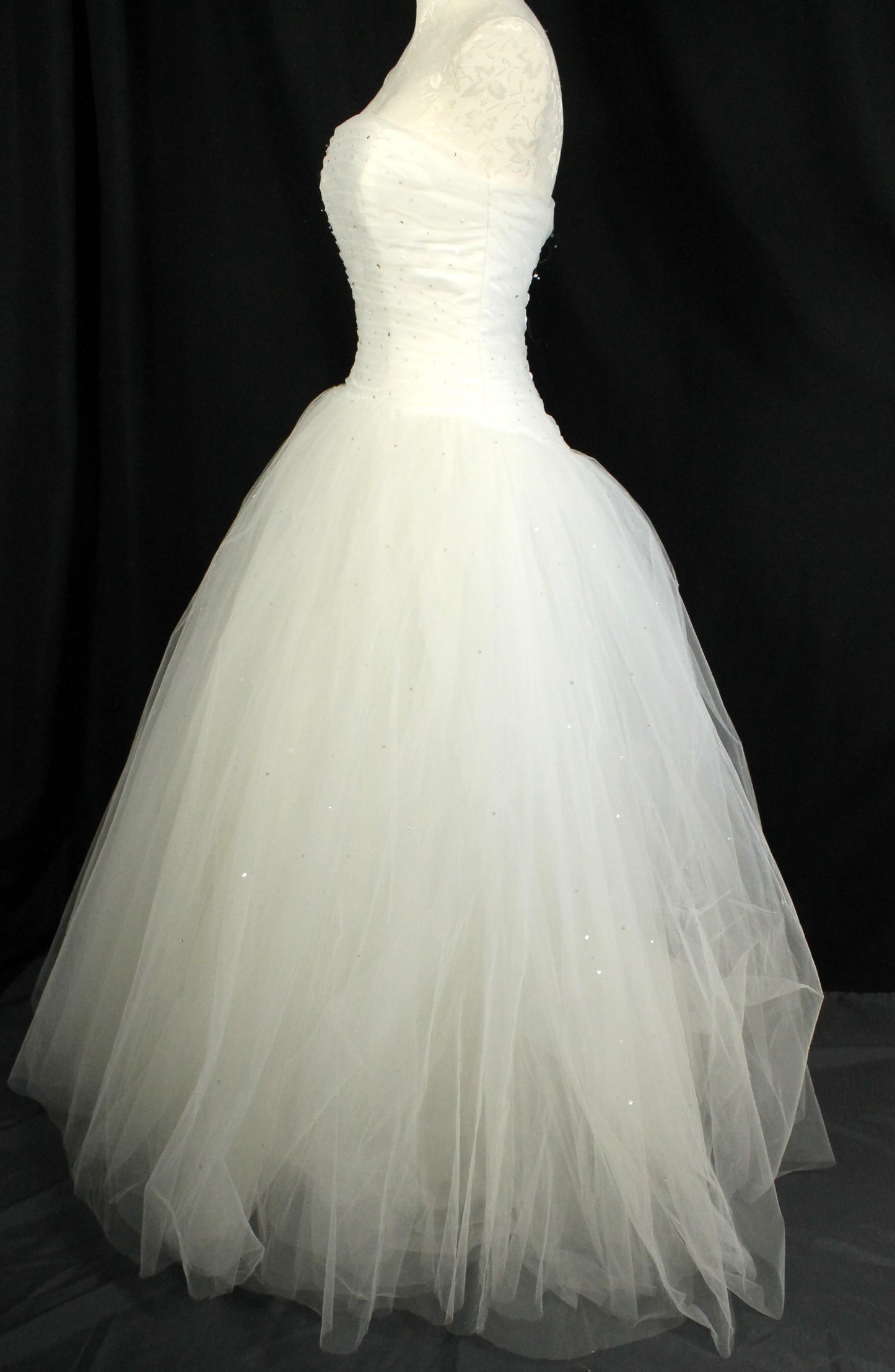 Gorgeous MORI LEE Ivory Tulle Bridal Gown - Ruched Bodice, Full Skirt (Size 6/8)