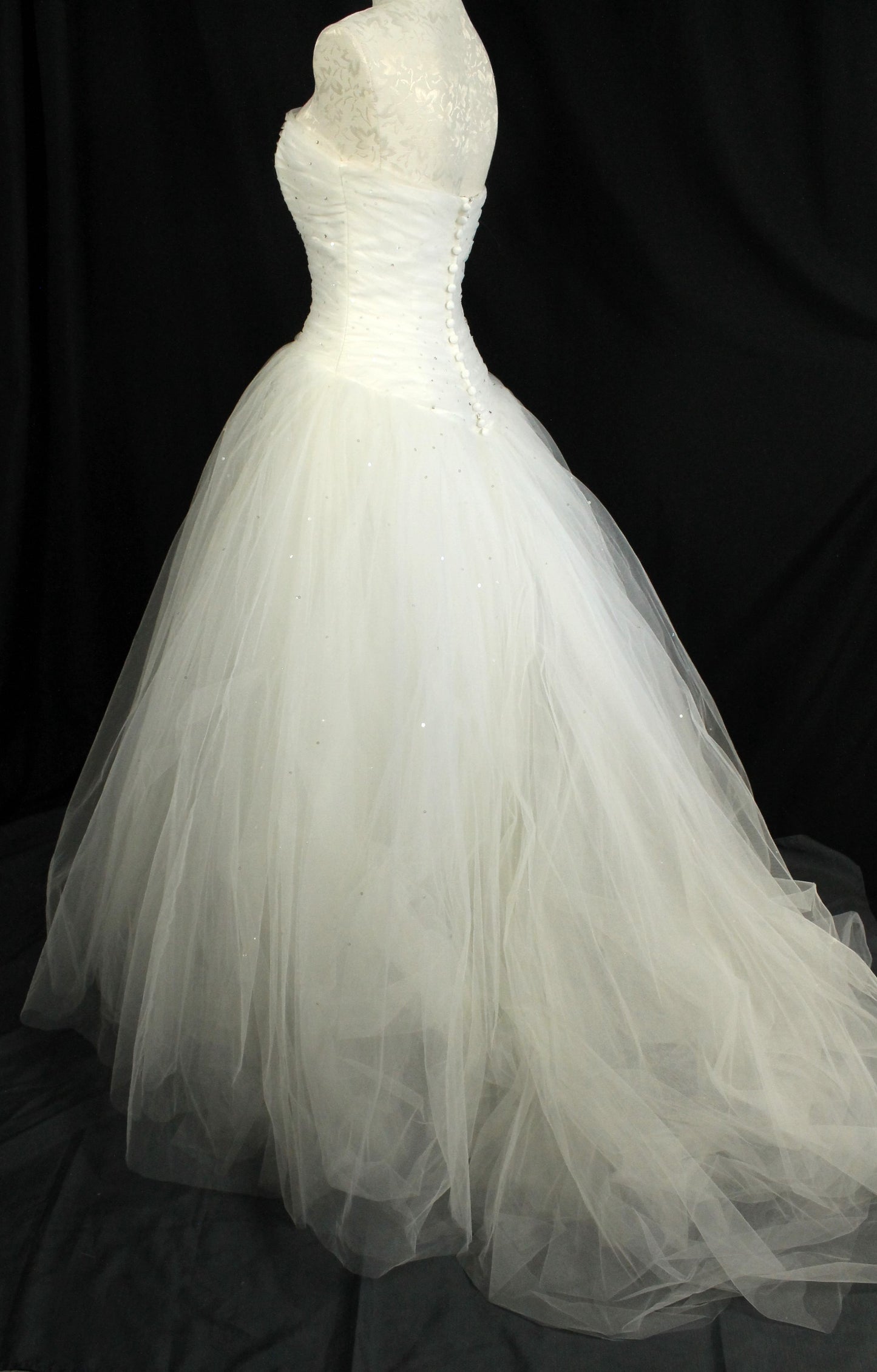 Gorgeous MORI LEE Ivory Tulle Bridal Gown - Ruched Bodice, Full Skirt (Size 6/8)