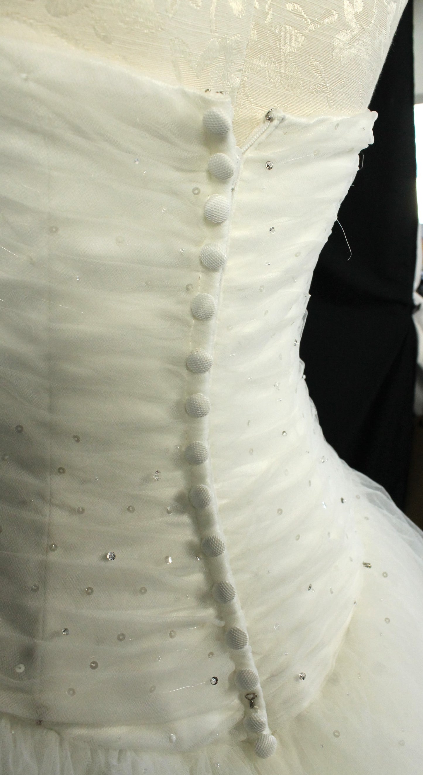 Gorgeous MORI LEE Ivory Tulle Bridal Gown - Ruched Bodice, Full Skirt (Size 6/8)