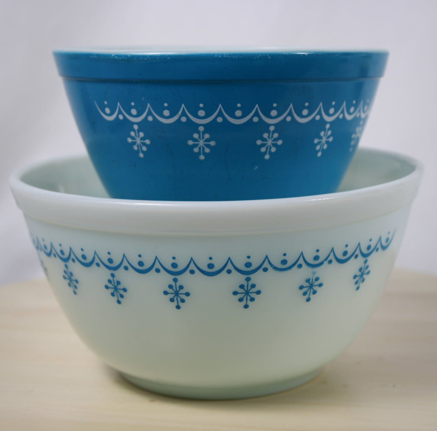 Vintage Pyrex Snowflake Blue Mixing Bowl Set (Models 401 & 402)