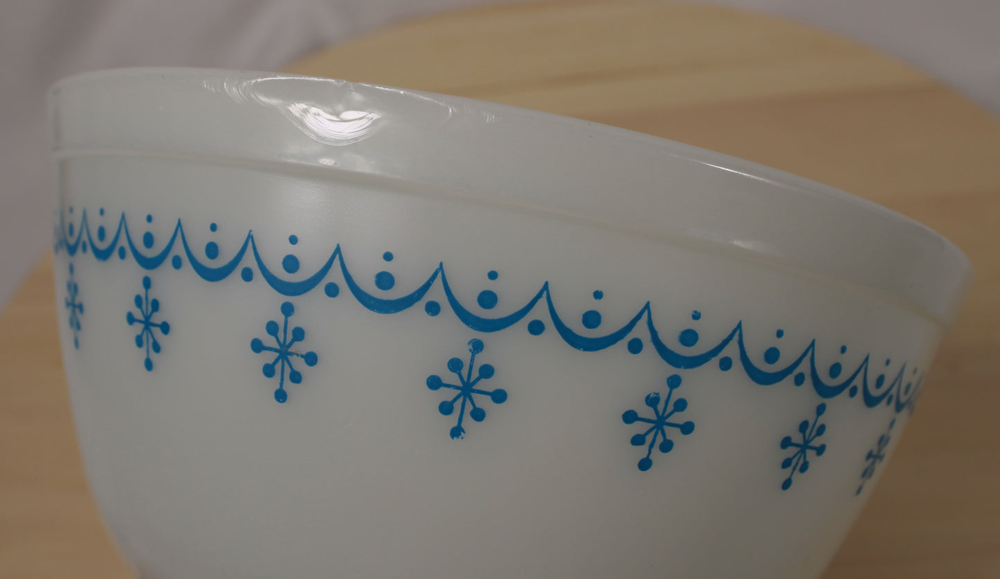 Vintage Pyrex Snowflake Blue Mixing Bowl Set (Models 401 & 402)