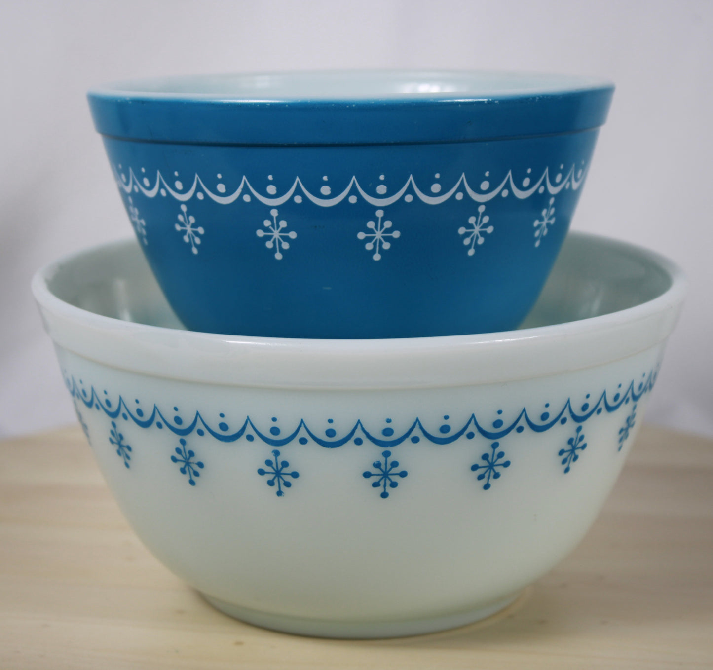 Vintage Pyrex Snowflake Blue Mixing Bowl Set (Models 401 & 402)