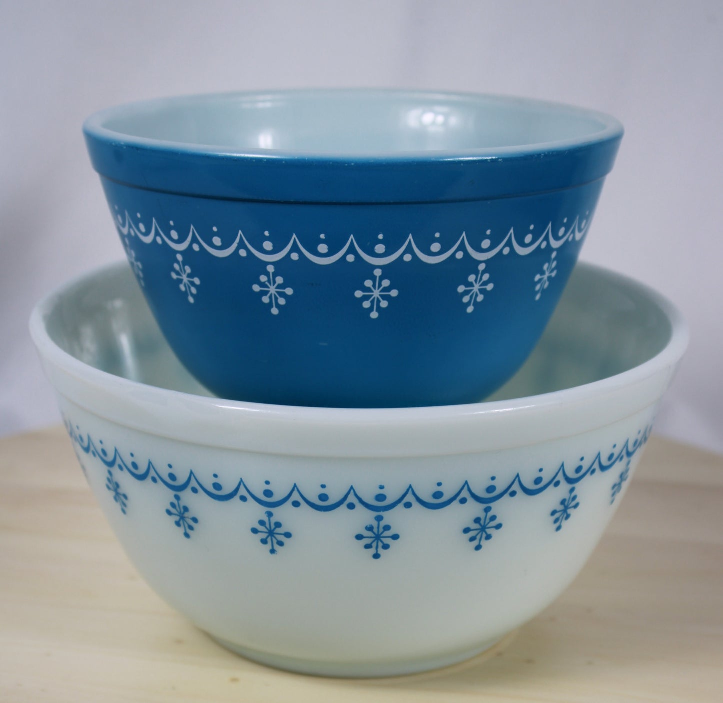 Vintage Pyrex Snowflake Blue Mixing Bowl Set (Models 401 & 402)