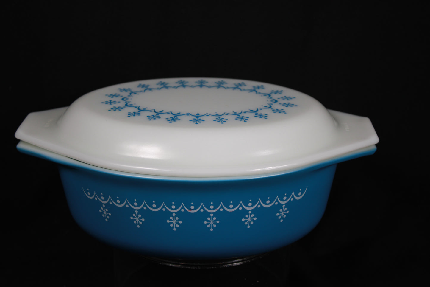 Vintage Pyrex Snowflake Blue 1.5 Quart Oval Casserole Dish with Lid