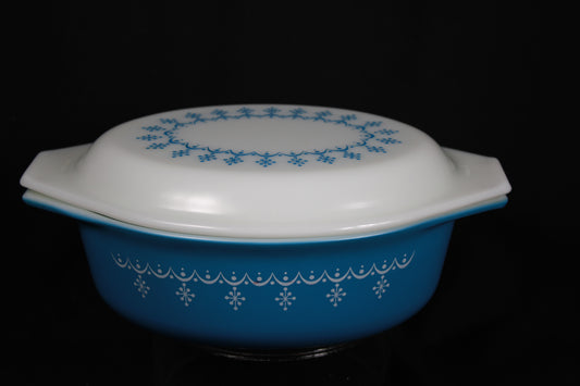 Vintage Pyrex Snowflake Blue 1.5 Quart Oval Casserole Dish with Lid