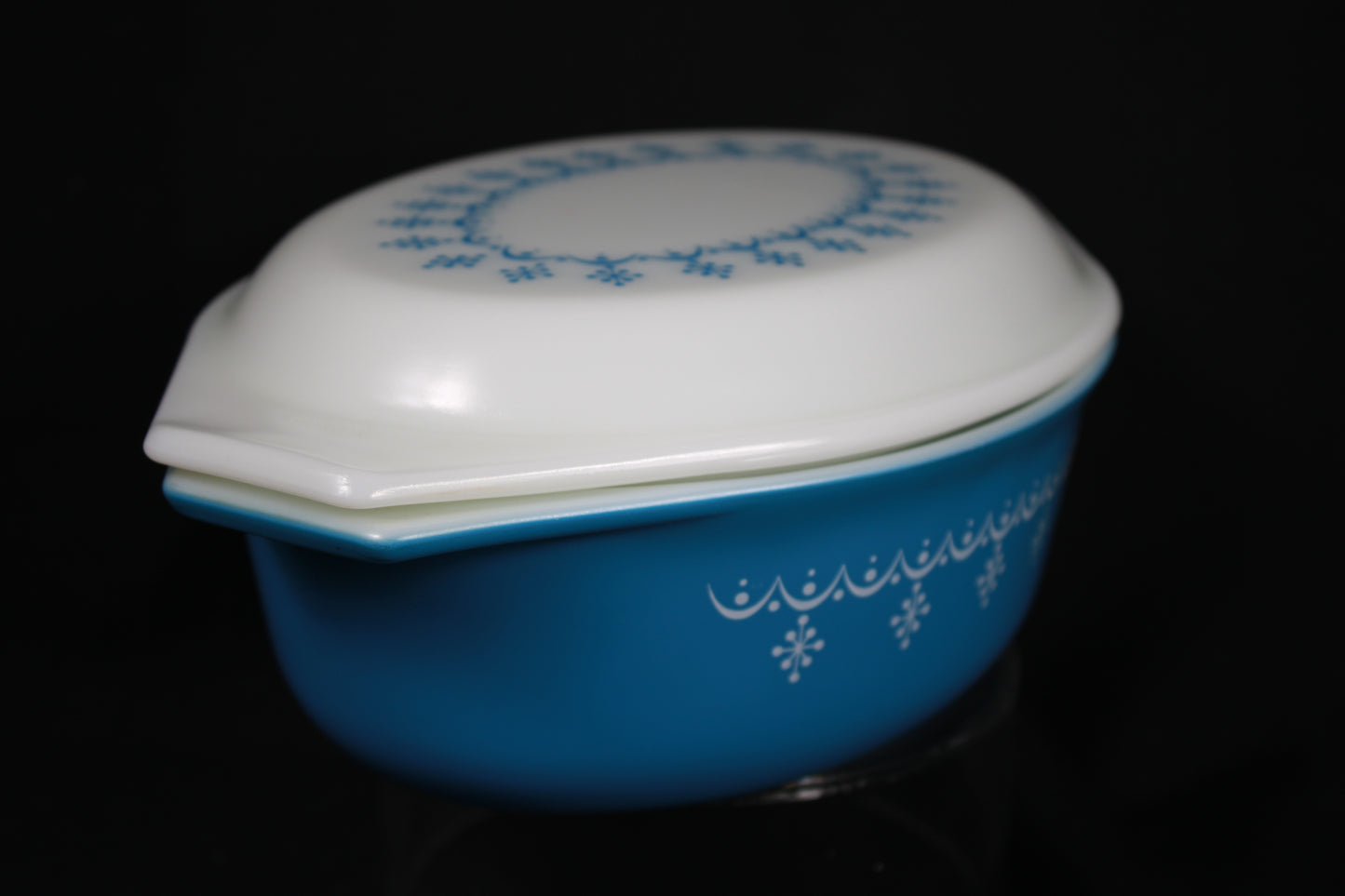 Vintage Pyrex Snowflake Blue 1.5 Quart Oval Casserole Dish with Lid