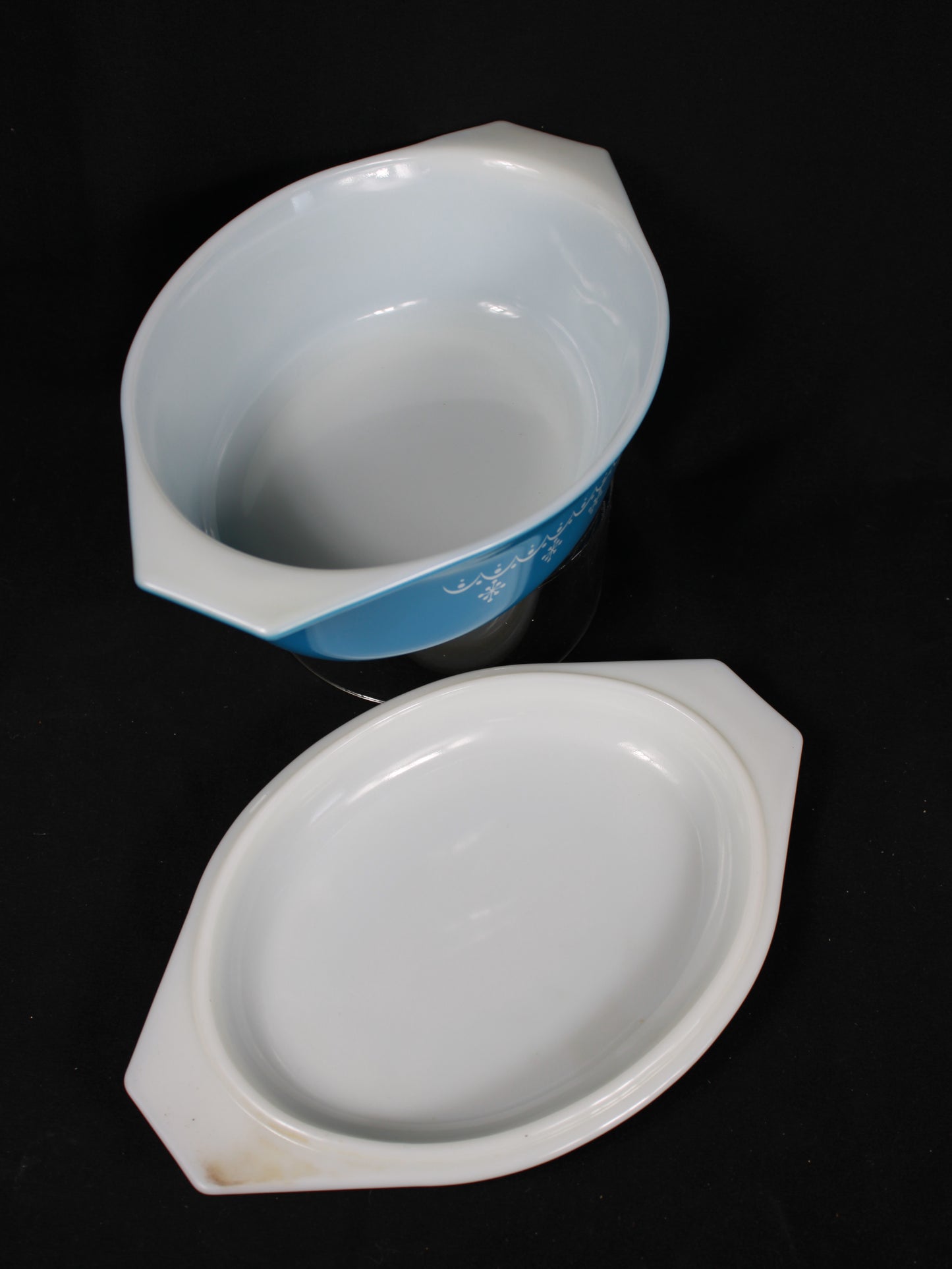Vintage Pyrex Snowflake Blue 1.5 Quart Oval Casserole Dish with Lid