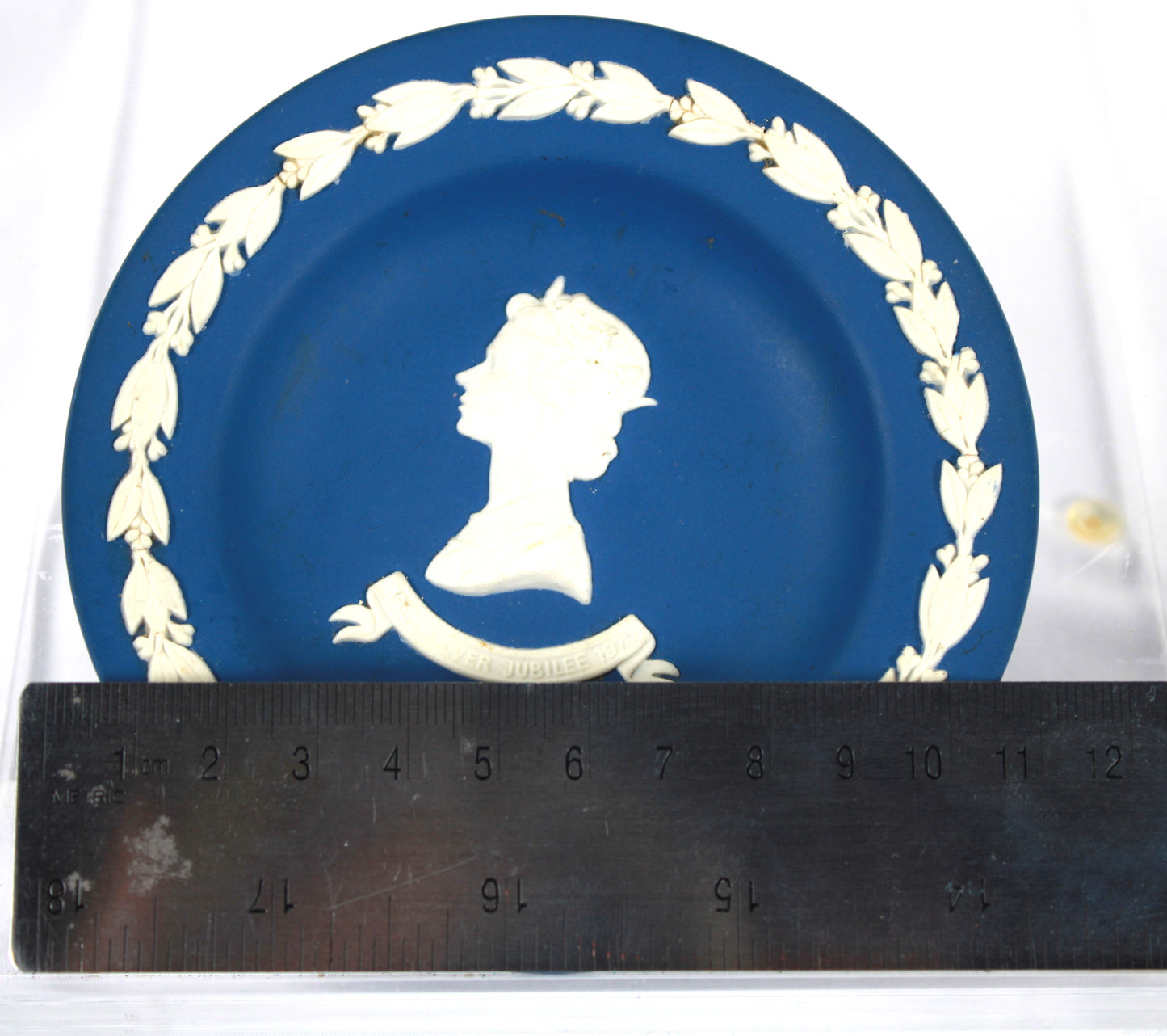 Royal Commemorative: Wedgwood Blue Jasperware 1977 Silver Jubilee Plate