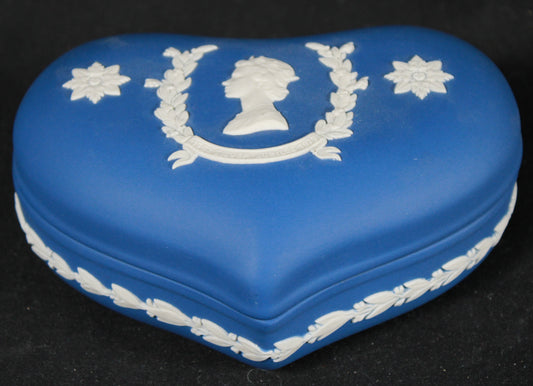 Wedgwood Royal Blue Jasperware Queen Elizabeth II Silver Jubilee Heart Box