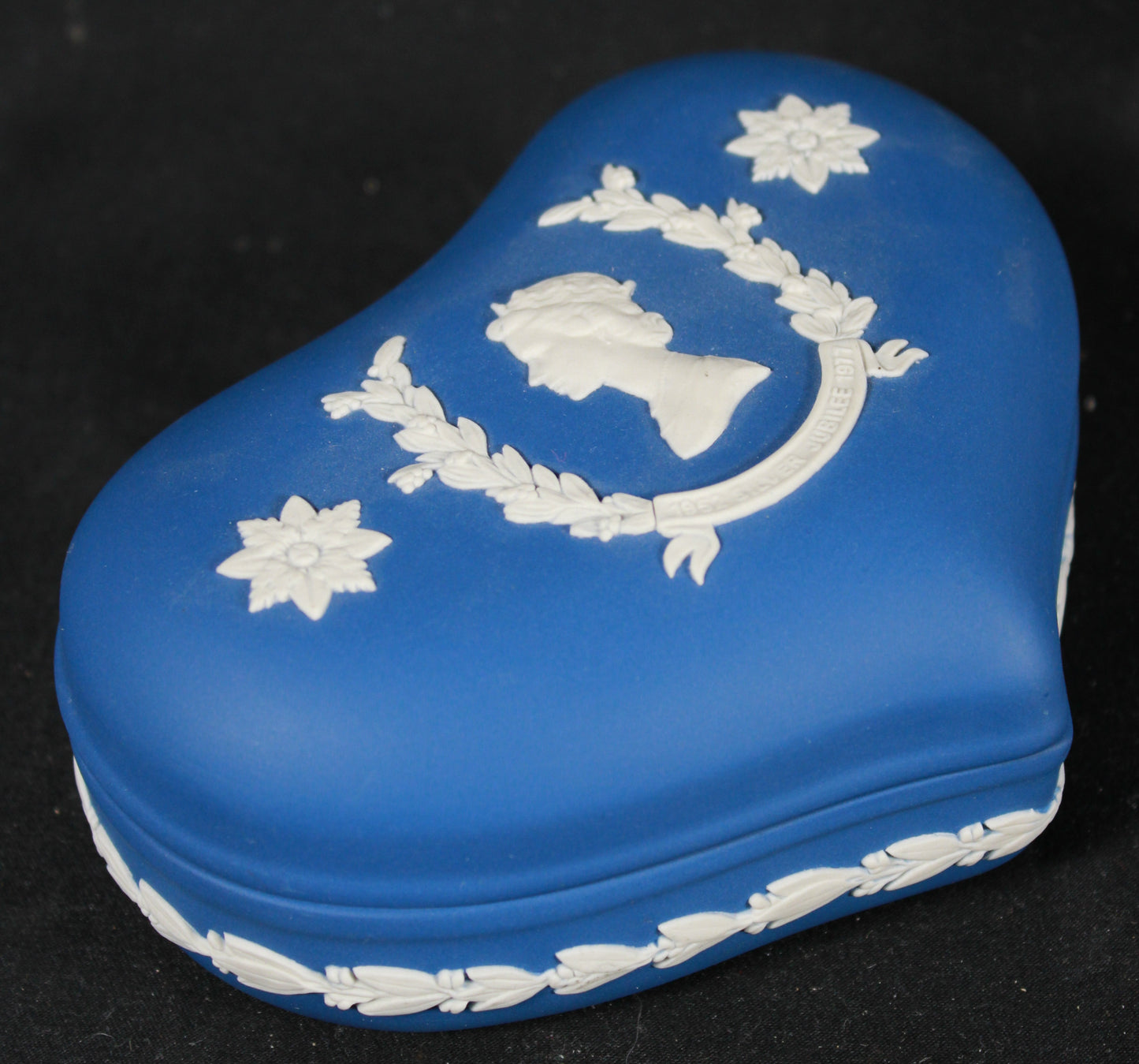 Wedgwood Royal Blue Jasperware Queen Elizabeth II Silver Jubilee Heart Box