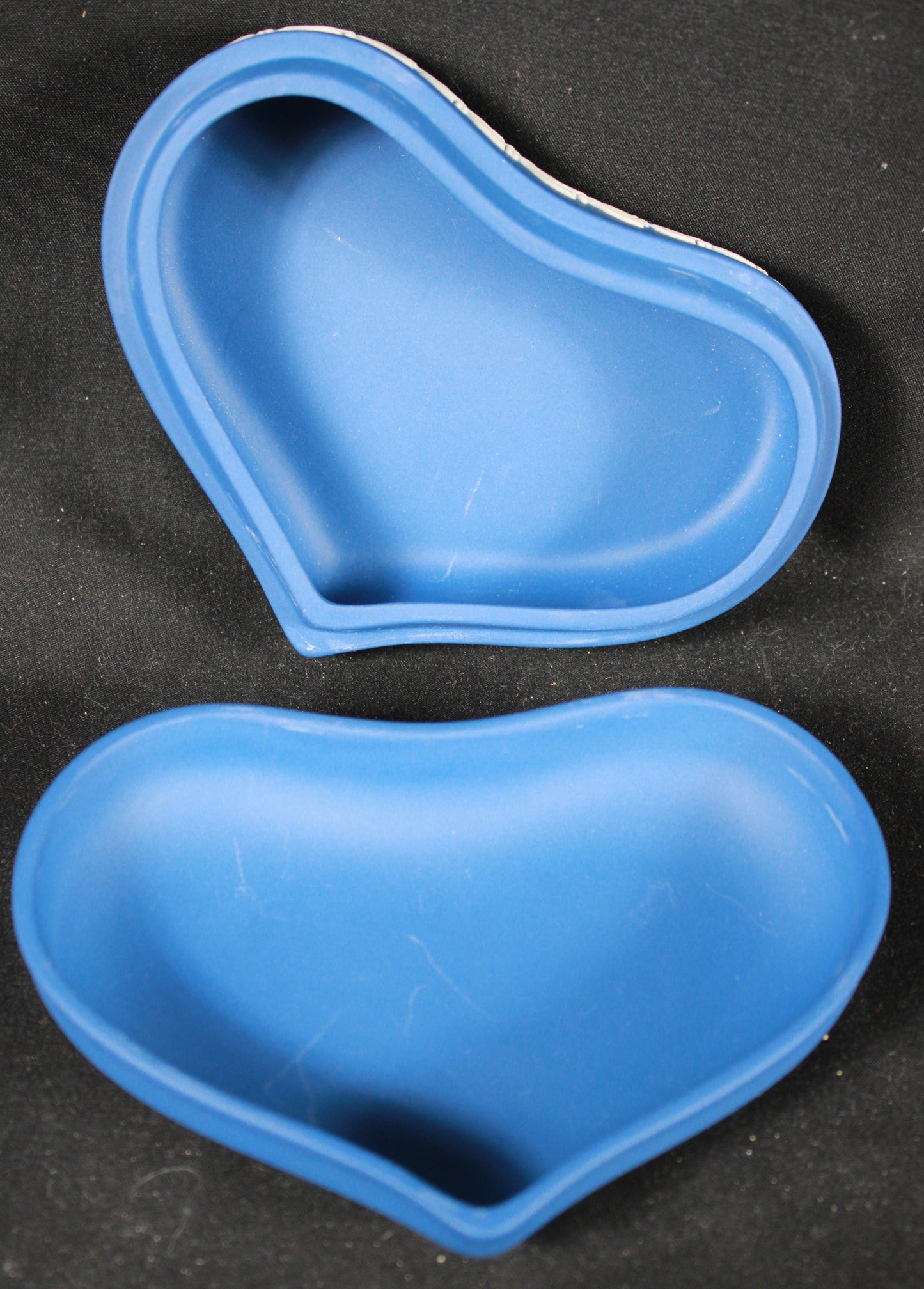 Wedgwood Royal Blue Jasperware Queen Elizabeth II Silver Jubilee Heart Box