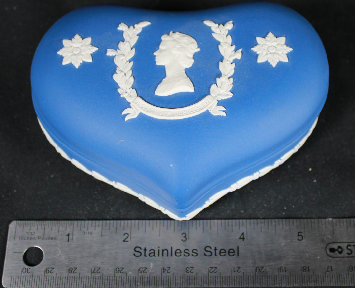 Wedgwood Royal Blue Jasperware Queen Elizabeth II Silver Jubilee Heart Box