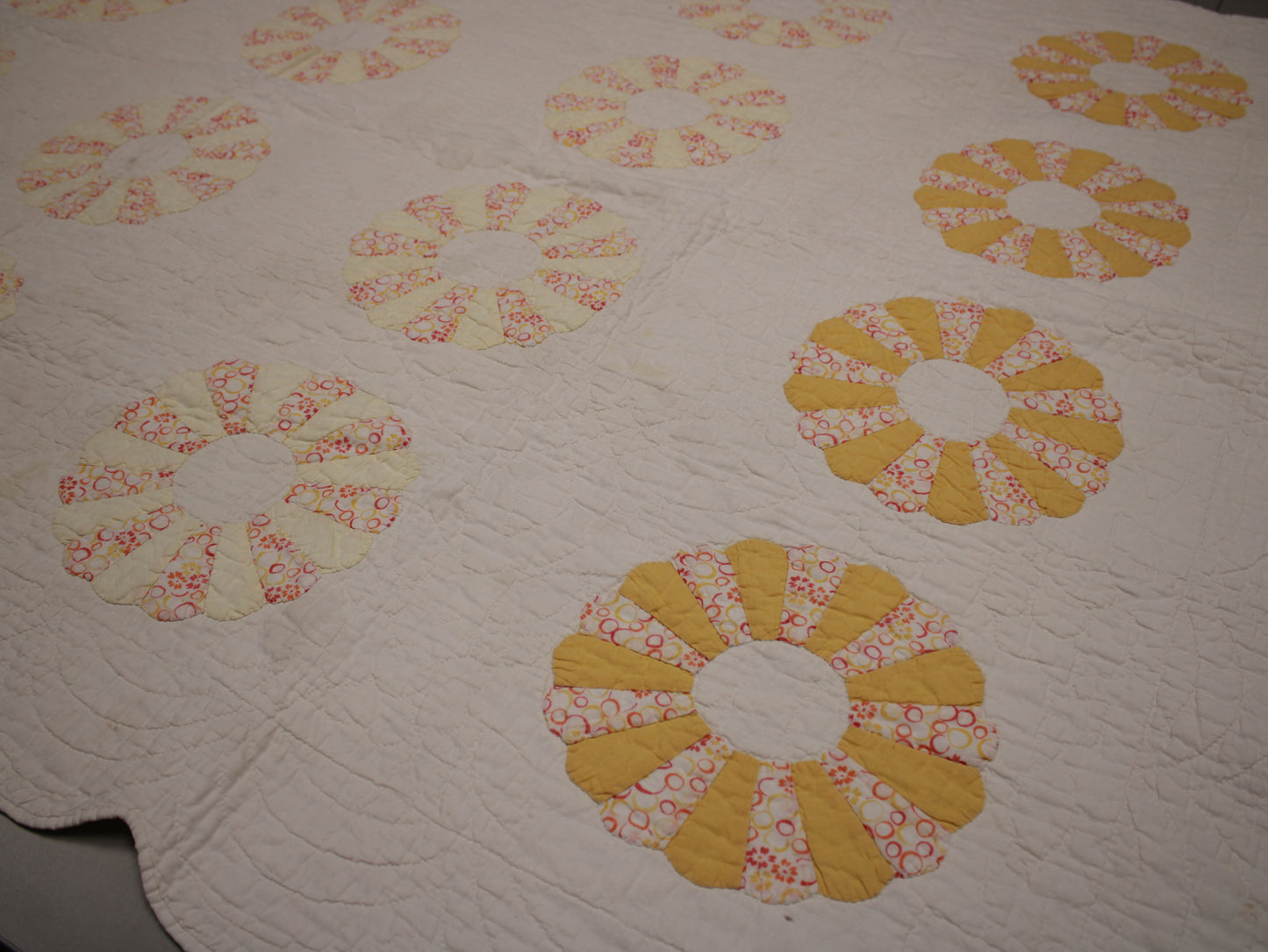 Antique Style Dresden Plate Hand-Quilted Scalloped Cotton Quilt Size - Single