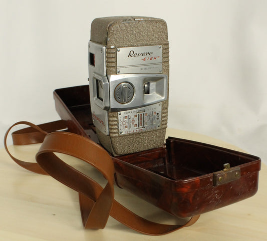 Revere Eight Camera (1940s/50s) in Excellent Bakelite Carry Case