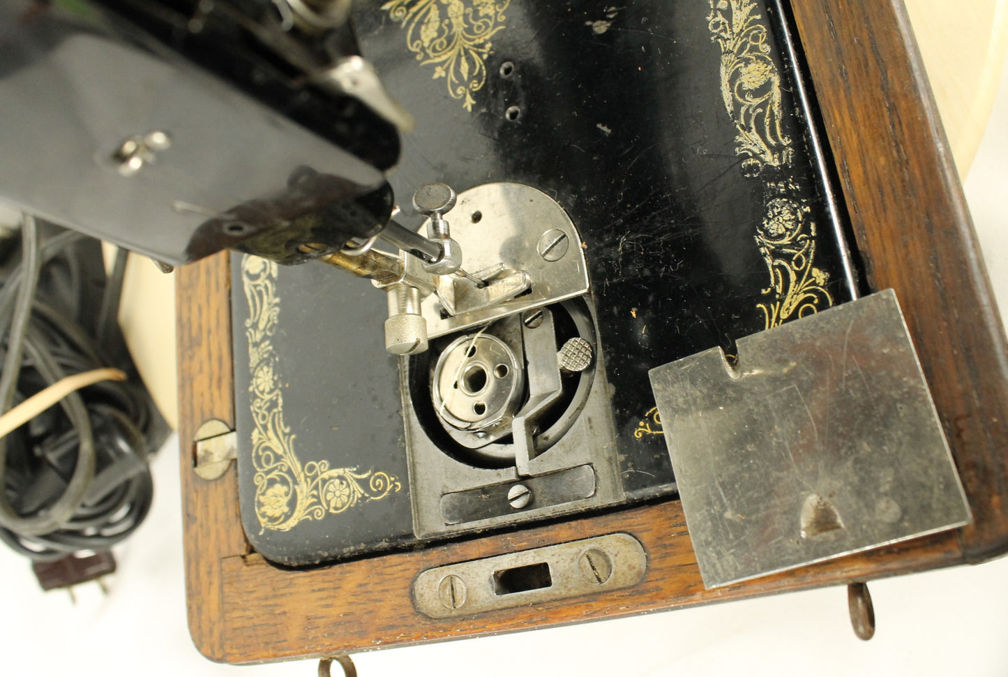 Antique 1917 Singer 66 Sewing Machine with Filigree Decals