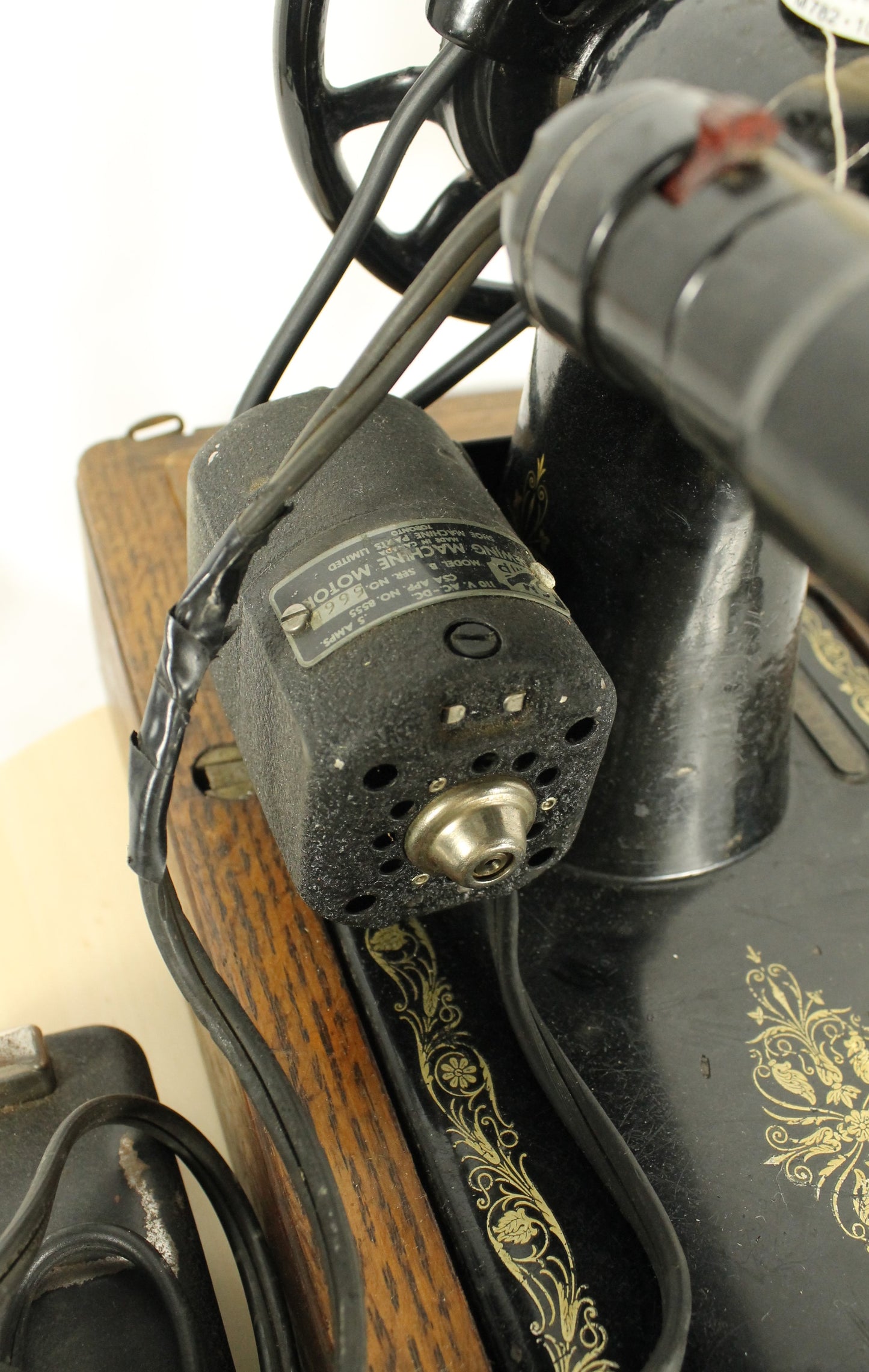 Antique 1917 Singer 66 Sewing Machine with Filigree Decals