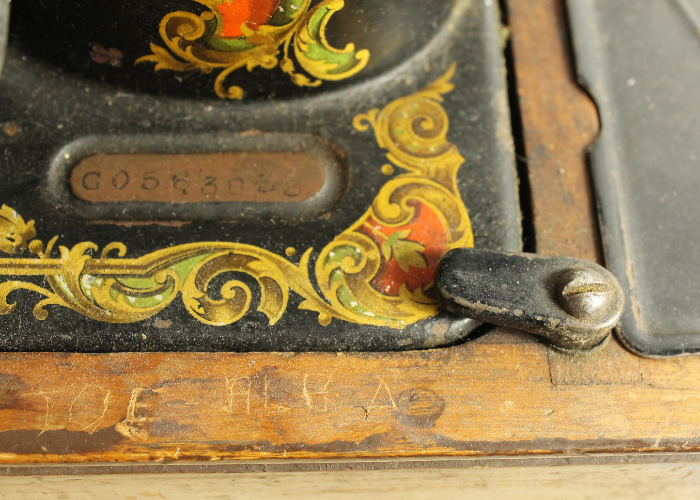 Antique 1923 Singer Model 128-3 "Red Eye" Sewing Machine with Case and Buttonholer Attachment