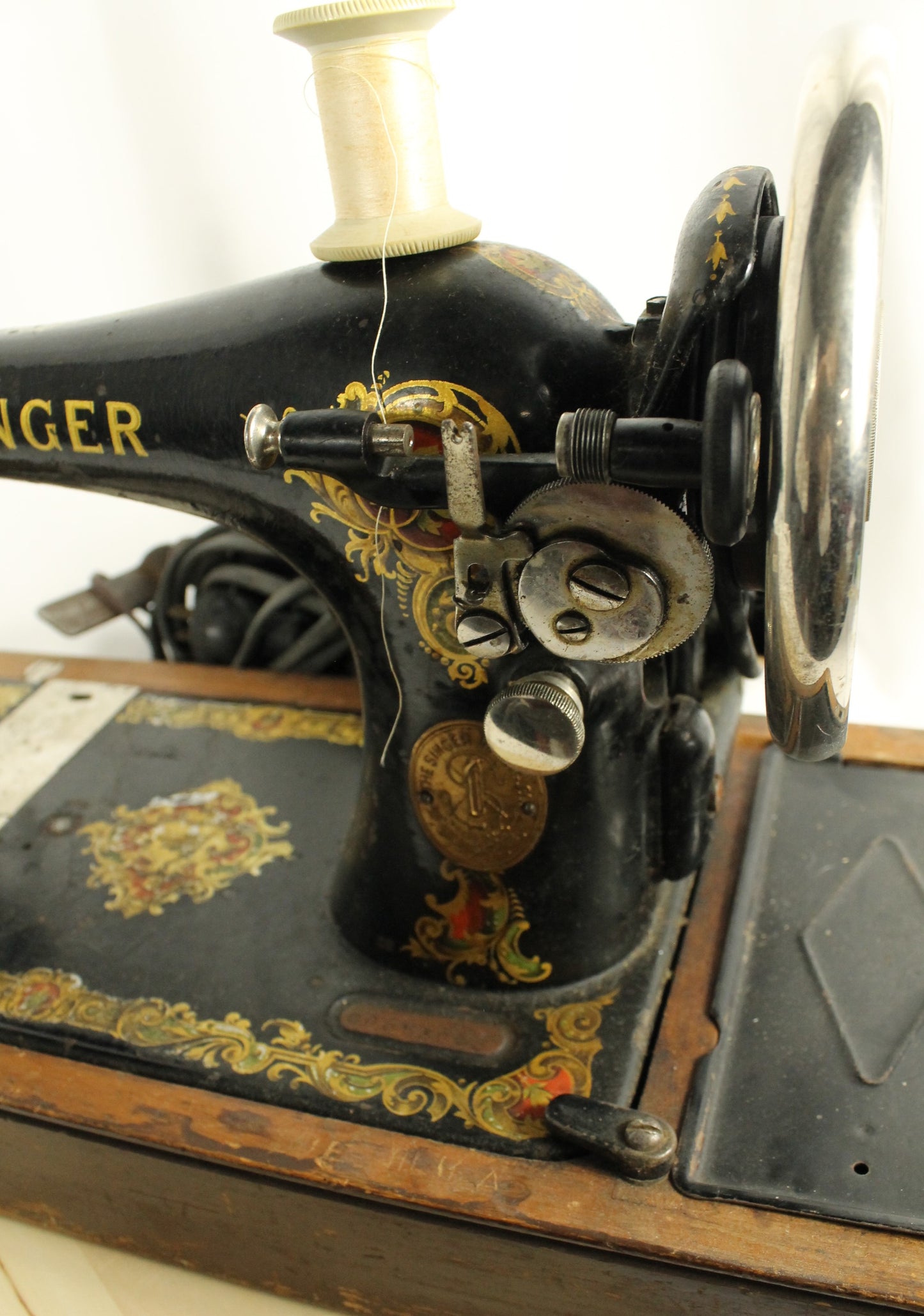 Antique 1923 Singer Model 128-3 "Red Eye" Sewing Machine with Case and Buttonholer Attachment