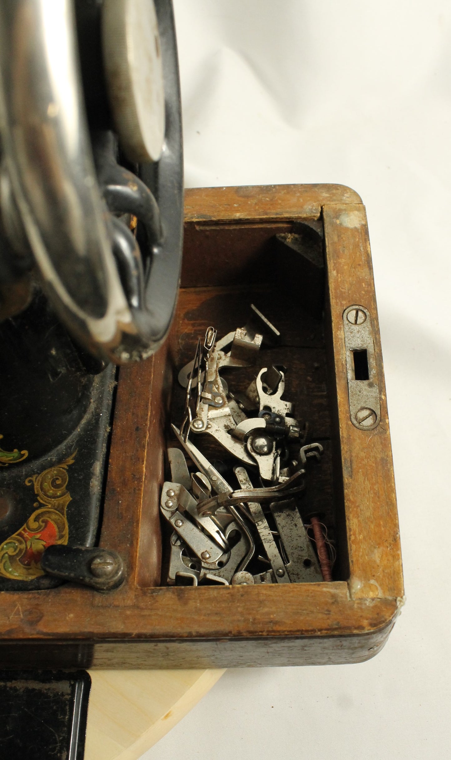 Antique 1923 Singer Model 128-3 "Red Eye" Sewing Machine with Case and Buttonholer Attachment