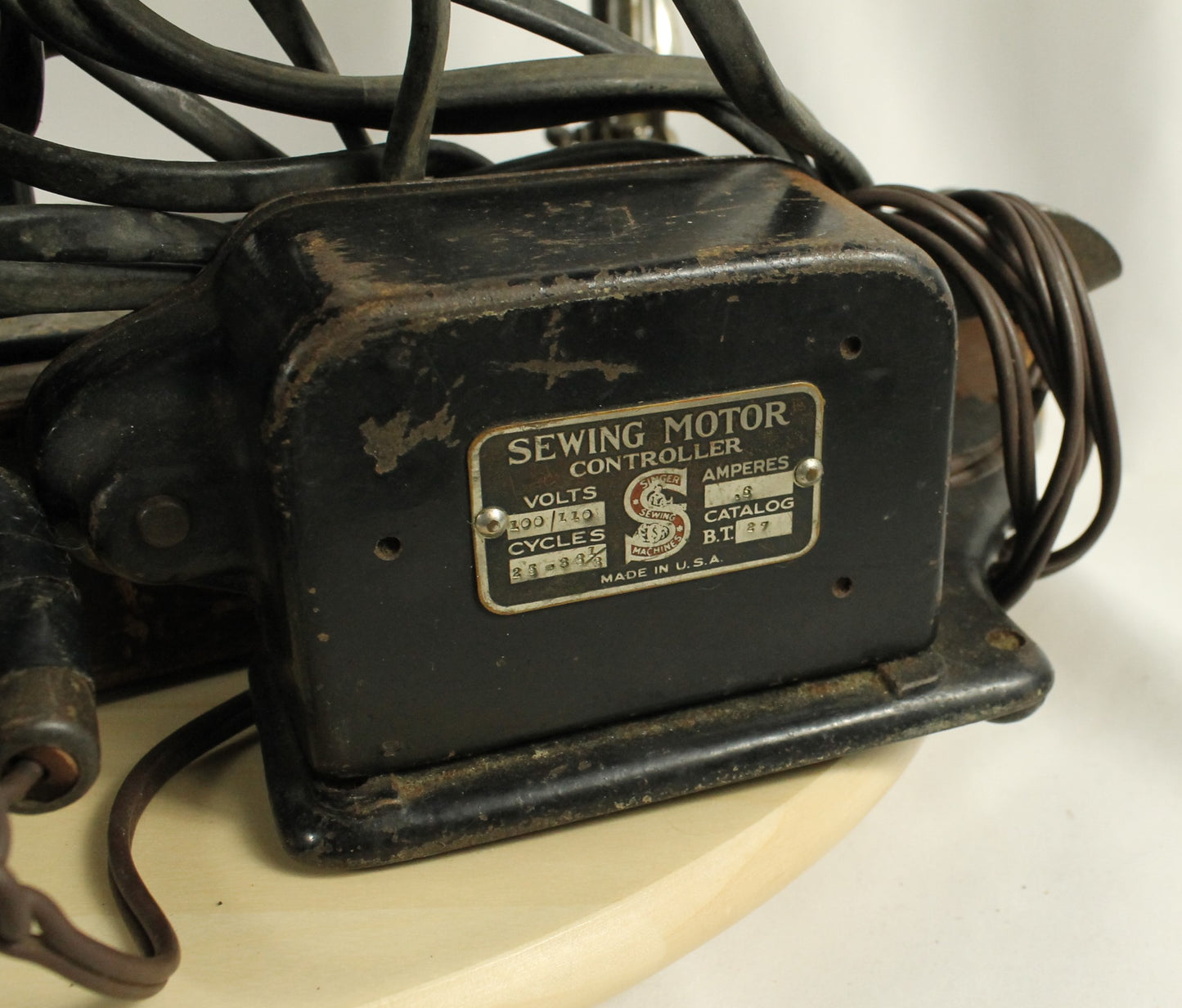 Antique 1923 Singer Model 128-3 "Red Eye" Sewing Machine with Case and Buttonholer Attachment