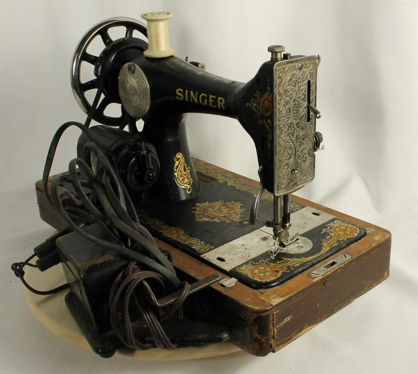 Antique 1923 Singer Model 128-3 "Red Eye" Sewing Machine with Case and Buttonholer Attachment