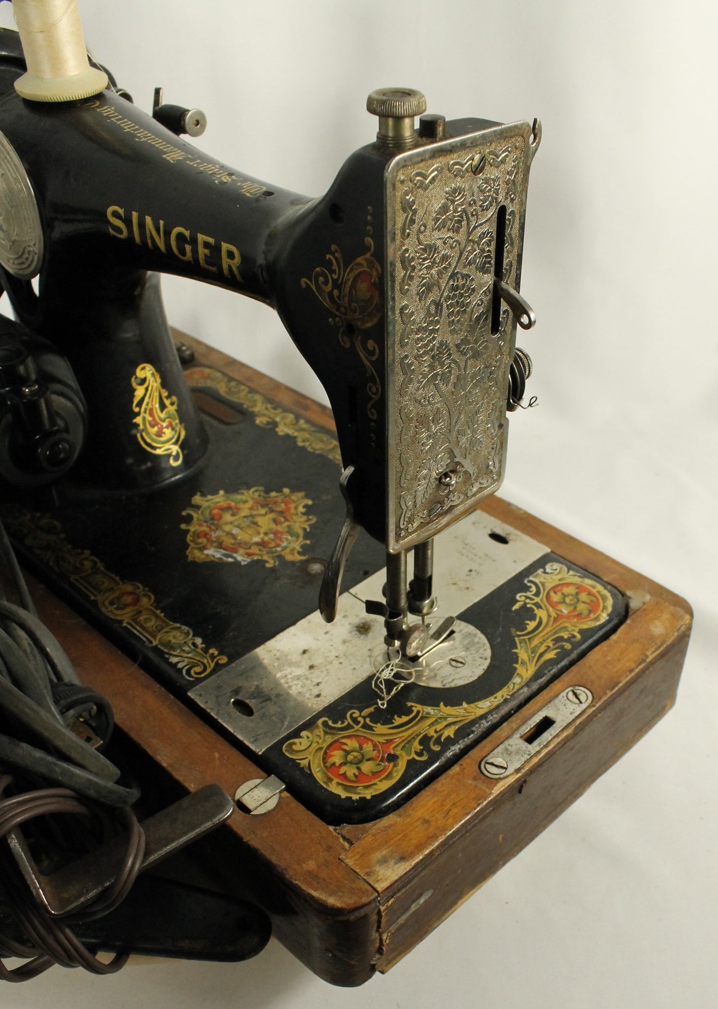 Antique 1923 Singer Model 128-3 "Red Eye" Sewing Machine with Case and Buttonholer Attachment