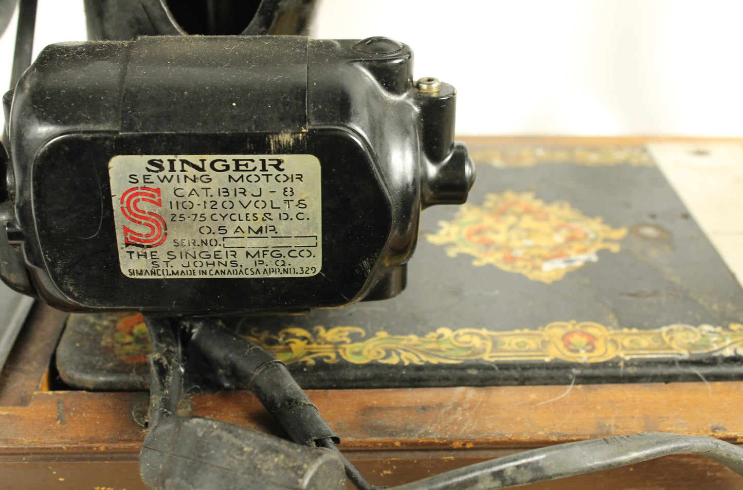 Antique 1923 Singer Model 128-3 "Red Eye" Sewing Machine with Case and Buttonholer Attachment