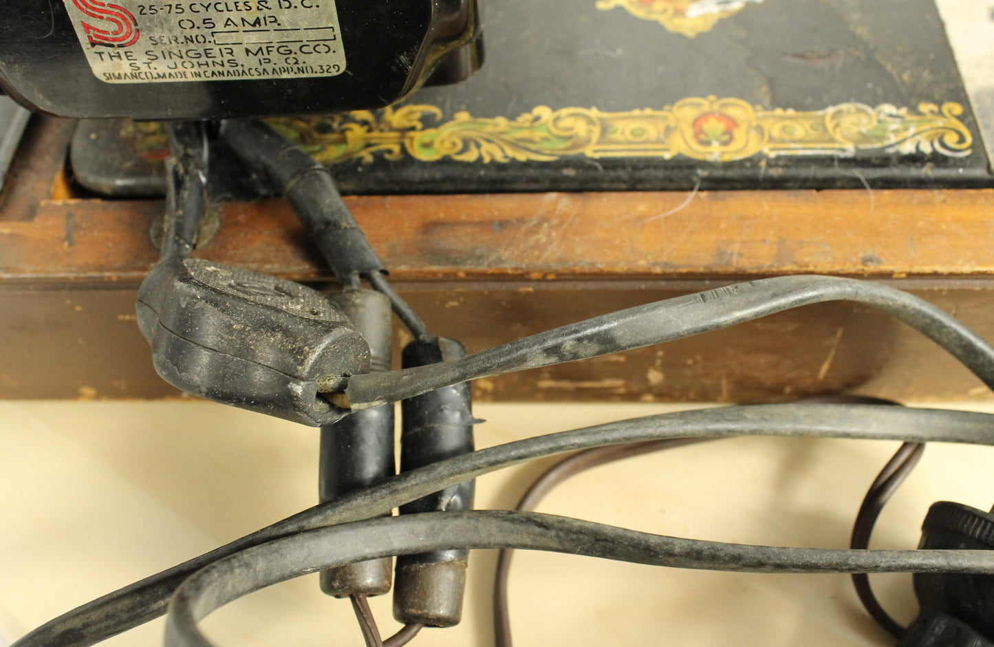 Antique 1923 Singer Model 128-3 "Red Eye" Sewing Machine with Case and Buttonholer Attachment