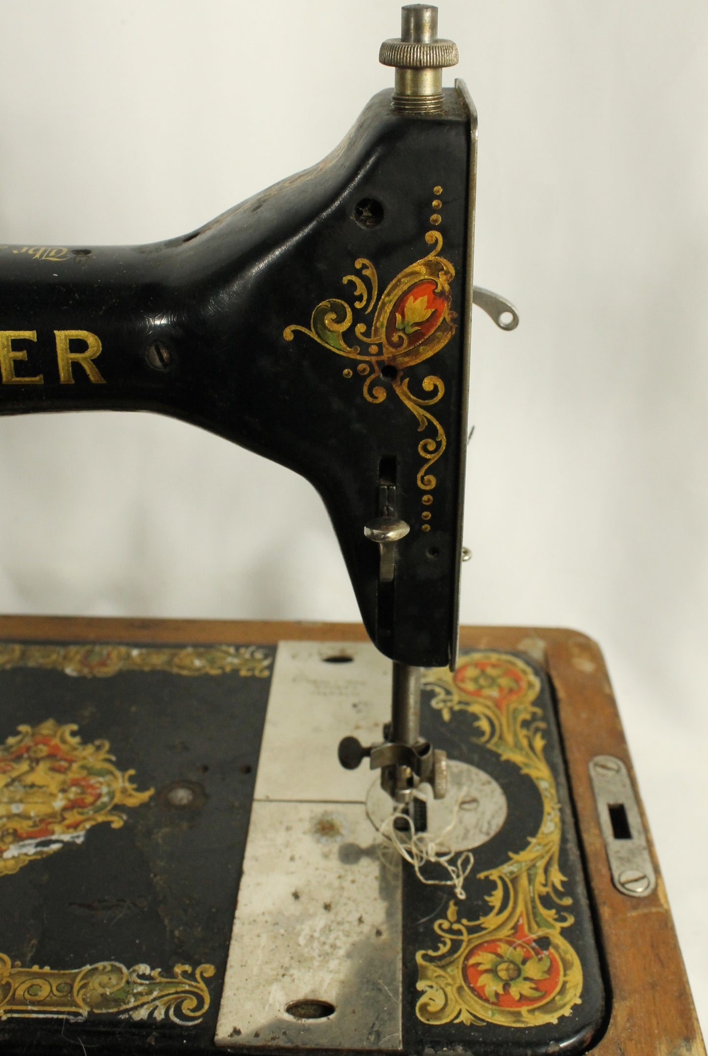 Antique 1923 Singer Model 128-3 "Red Eye" Sewing Machine with Case and Buttonholer Attachment