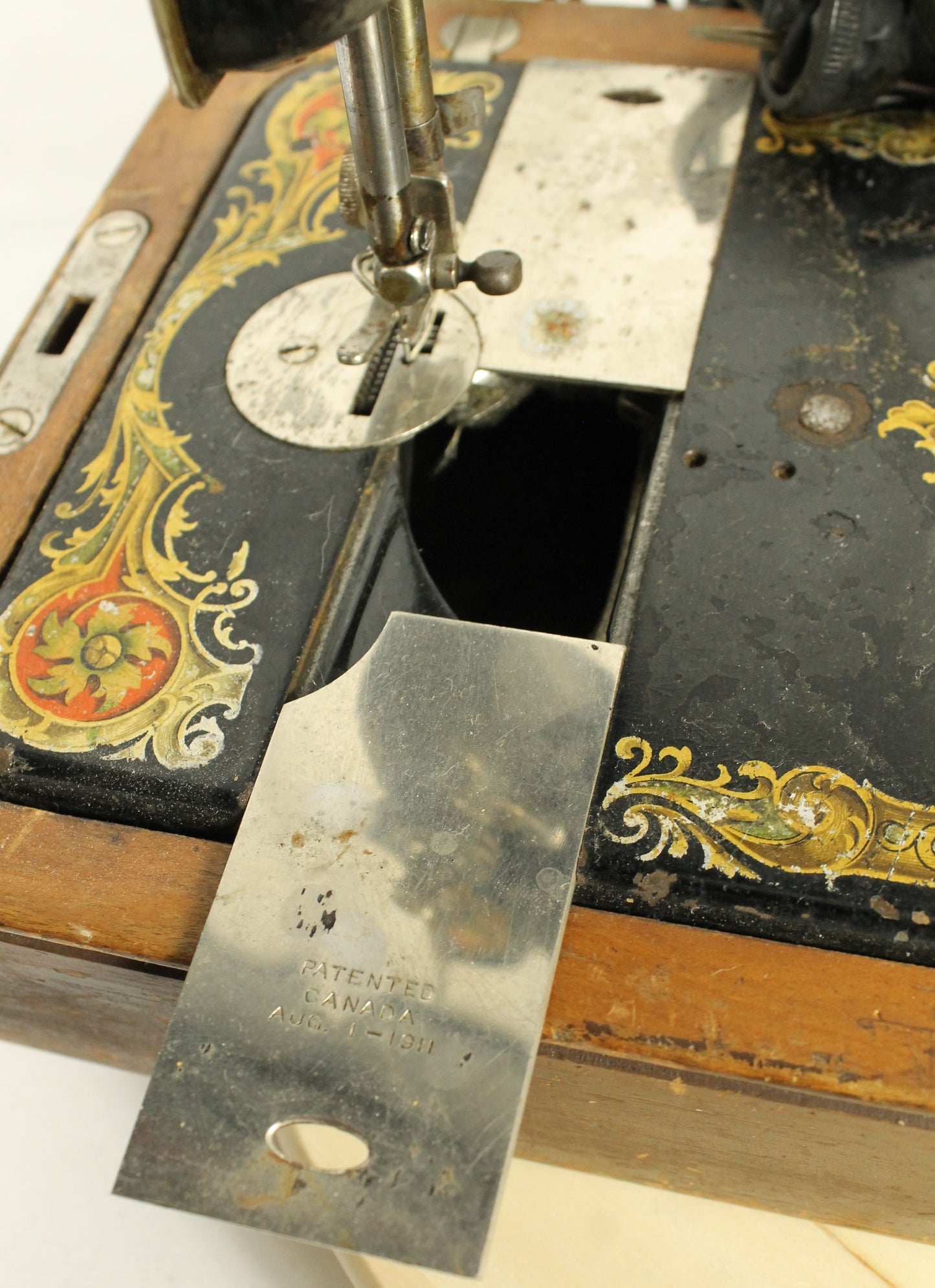 Antique 1923 Singer Model 128-3 "Red Eye" Sewing Machine with Case and Buttonholer Attachment