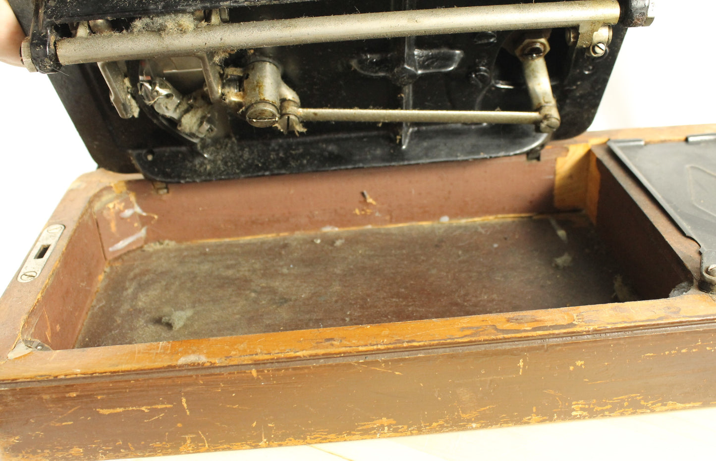 Antique 1923 Singer Model 128-3 "Red Eye" Sewing Machine with Case and Buttonholer Attachment