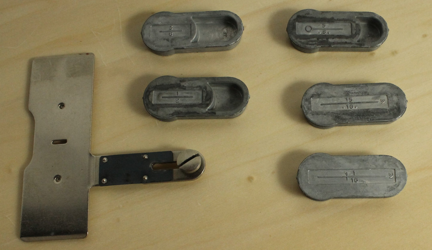 Antique 1923 Singer Model 128-3 "Red Eye" Sewing Machine with Case and Buttonholer Attachment