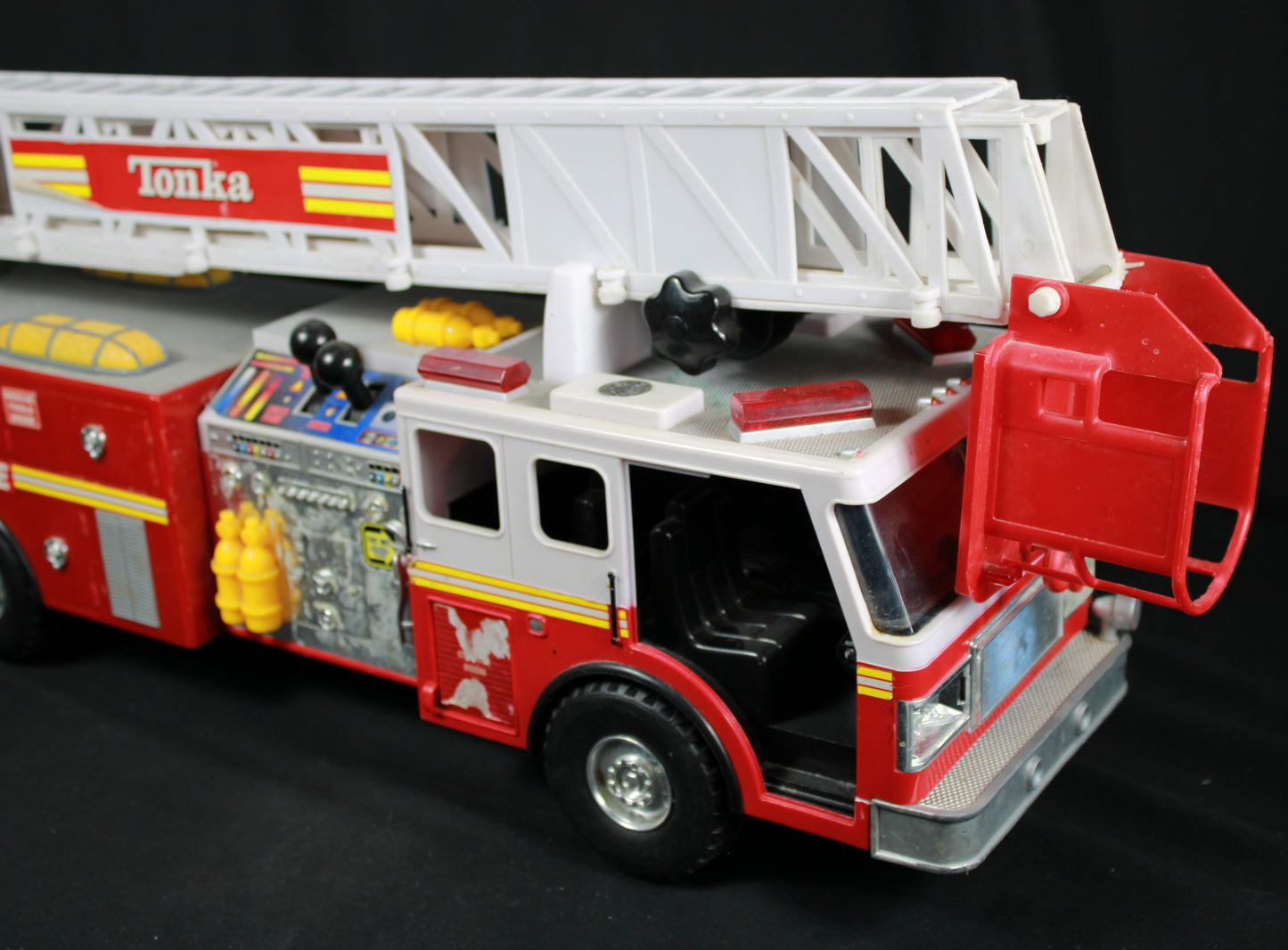 Tonka Hasbro Fire Rescue Motorized Aerial Ladder Truck #03473