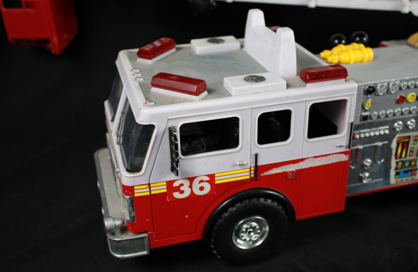Tonka Hasbro Fire Rescue Motorized Aerial Ladder Truck #03473
