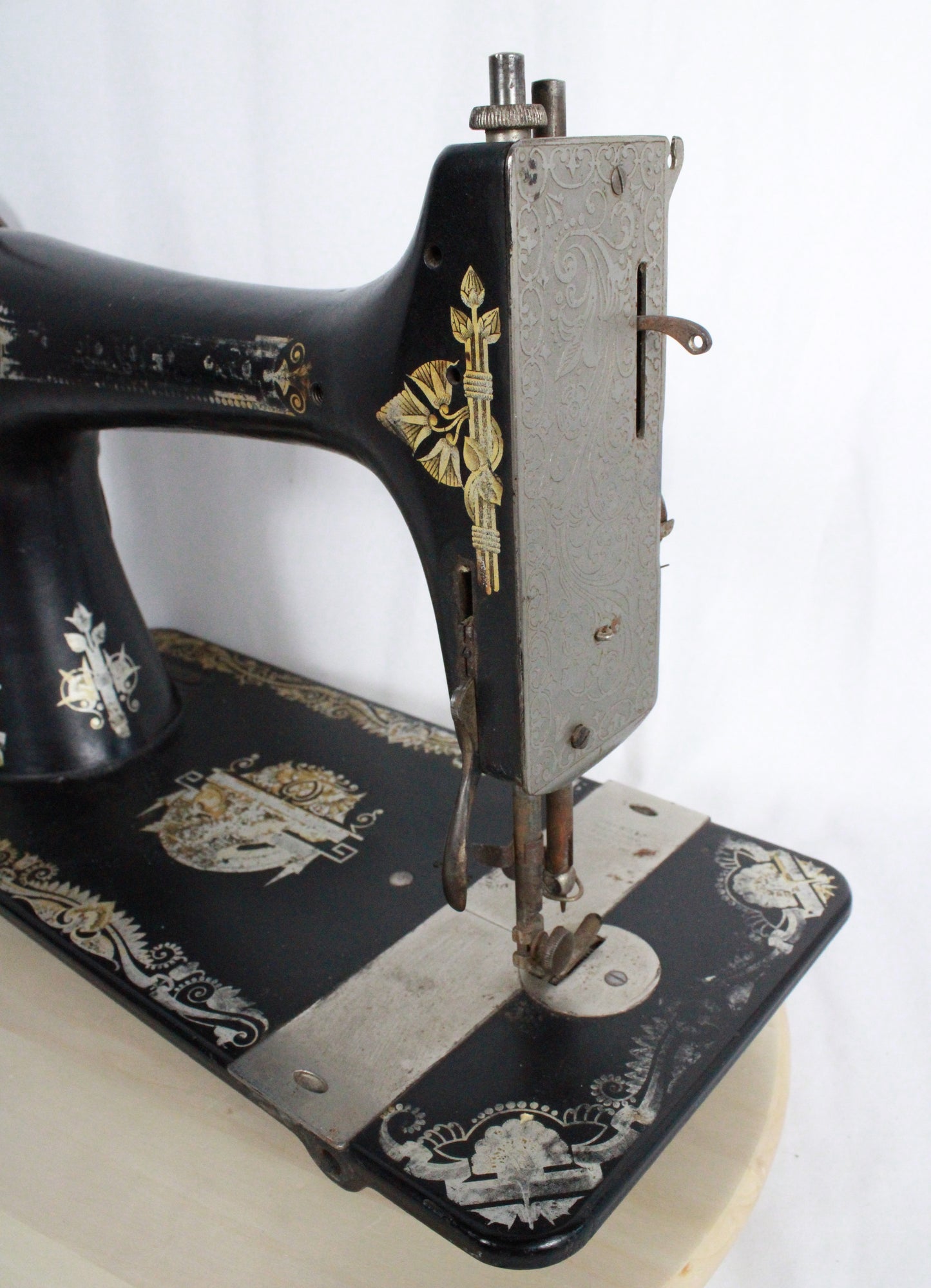 Antique Singer Model 128 Sewing Machine Serial G4392592