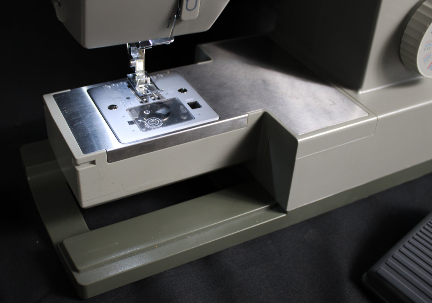 Singer Heavy Duty 4452 Sewing Machine with Foot Pedal and Accessories