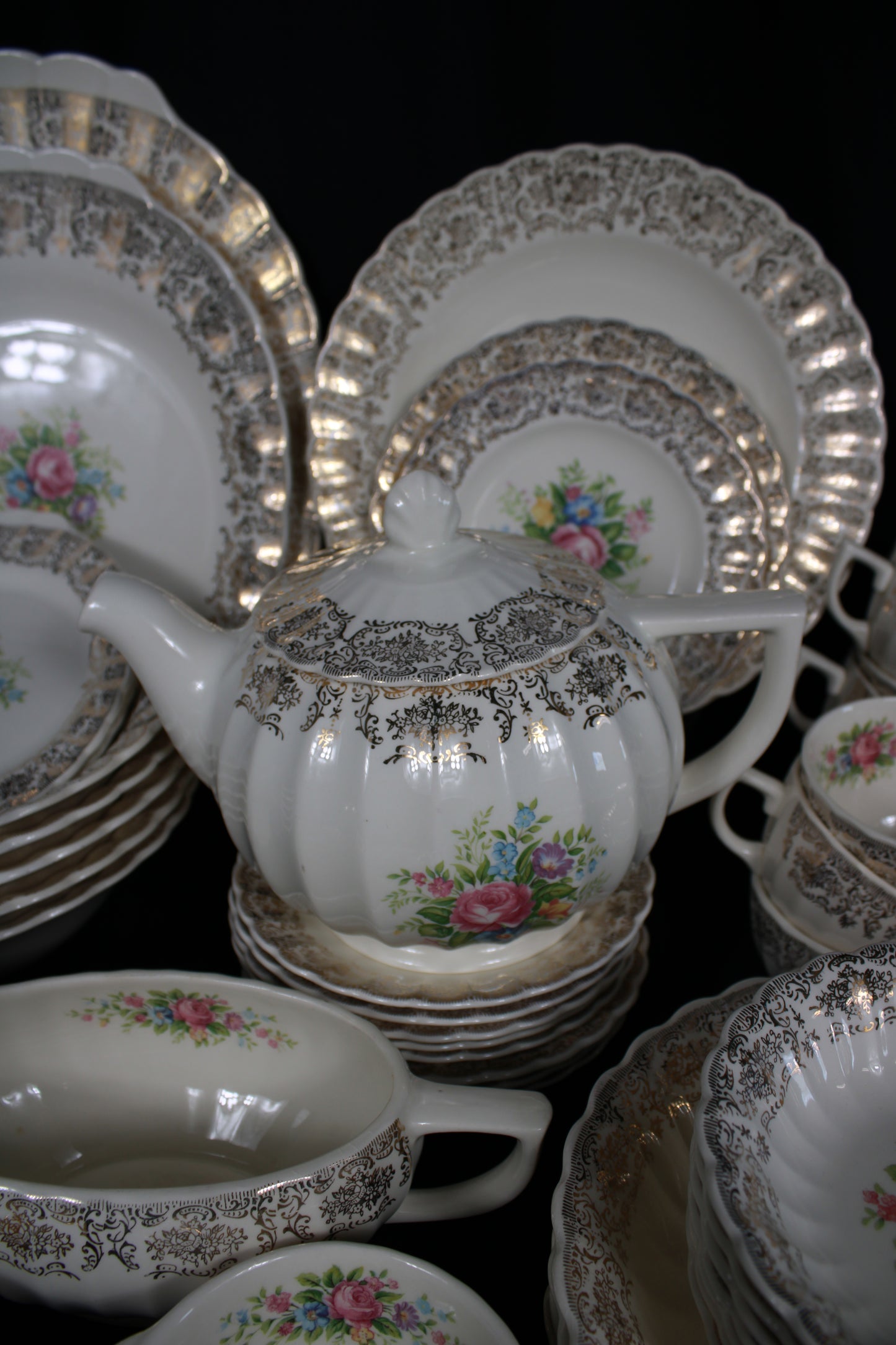 Limoges USA Rosalie Dinnerware Set - Warranted 22K Gold 126pcs