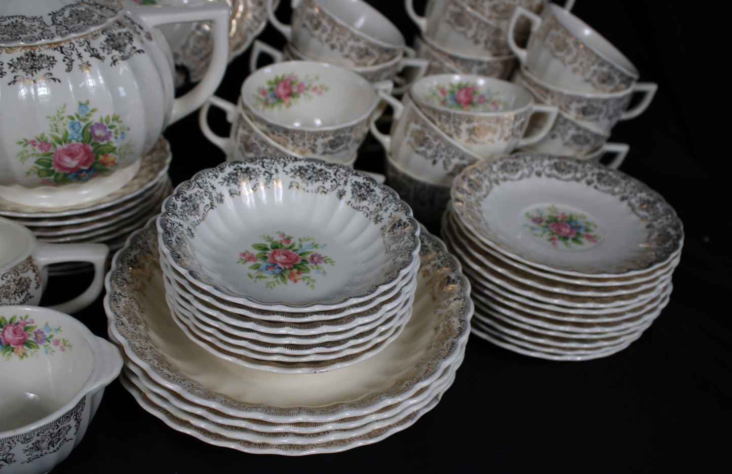 Limoges USA Rosalie Dinnerware Set - Warranted 22K Gold 126pcs