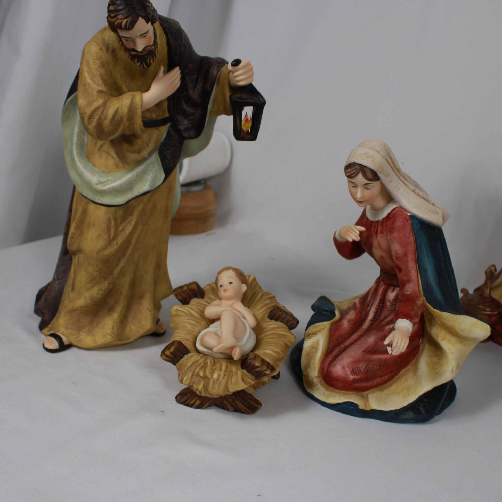 Member's Mark Holiday Collection 2007 Hand Painted 10 Piece Fine Porcelain Nativity Set