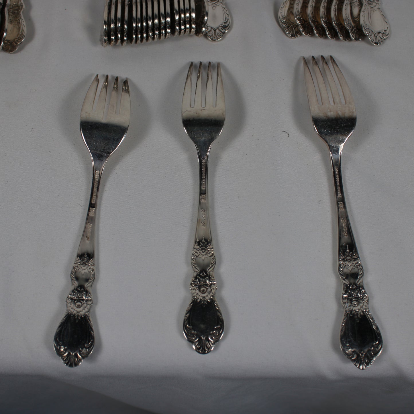 1847 Rogers Bros Heritage Silver plate Flatware Set 0f 131 Pcs