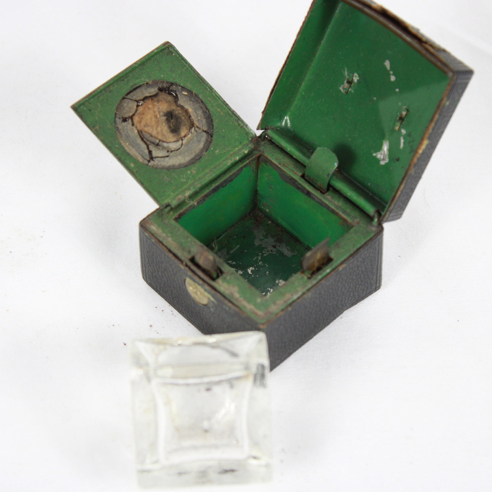 19th C Leather Travelling Inkwell – Vibrant Green Interior & Glass Insert