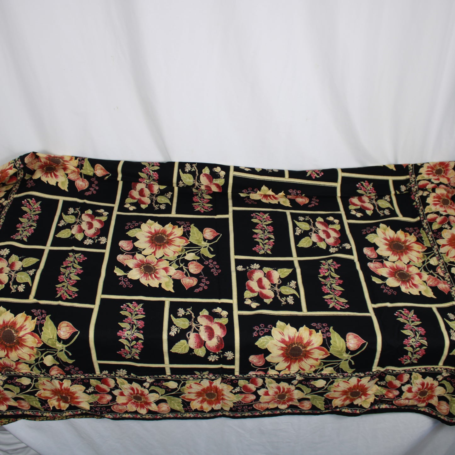 April Cornell Floral and Fruit Cotton Tablecloth 138 cm x 138 cm