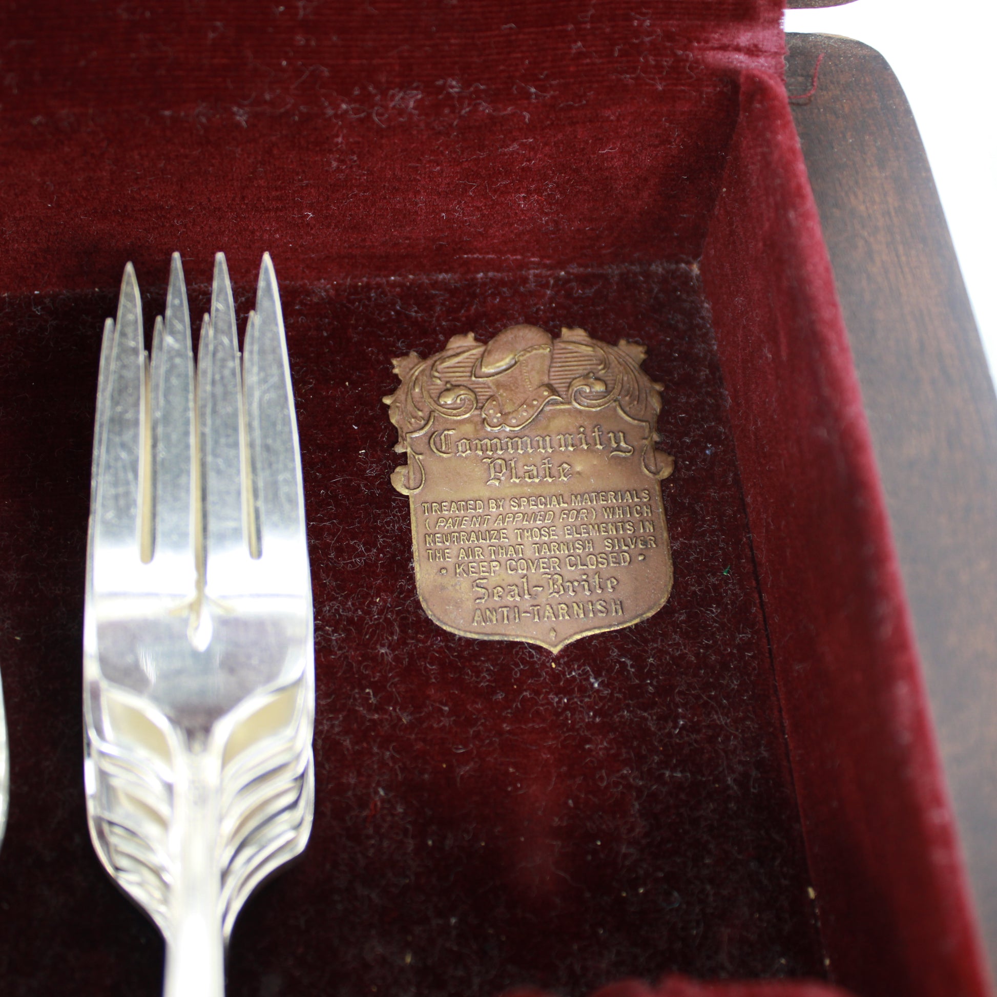 Oneida Community Plate Milady Silverplate Flatware Set with Storage Chest - 79 Pieces