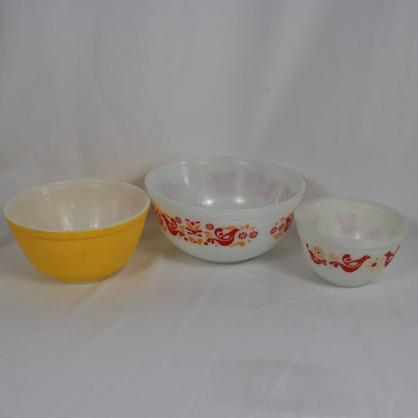 Pyrex Friendship Pattern Nesting Mixing Bowl Set of 3, 401 402 403